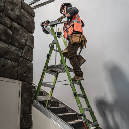 Little Giant Fortress verstellbar im Einsatz auf einer Treppe, Monteur steigt auf die Plattform – erhältlich bei diegrueneleiter.ch – bald verfügbar
