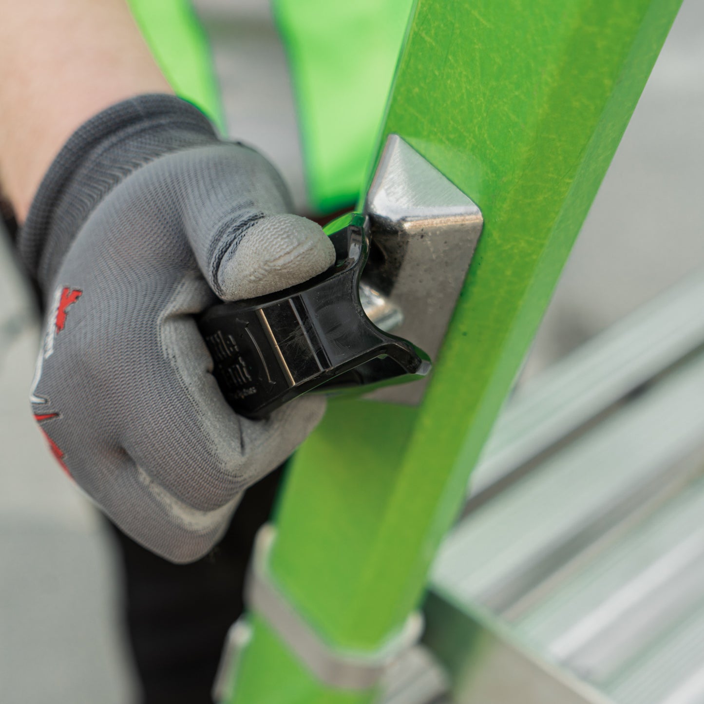 Nahaufnahme des Rapid-Lock-Verschlusses am Fiberglasholm der Little Giant Fortress verstellbar – erhältlich bei diegrueneleiter.ch – bald verfügbar