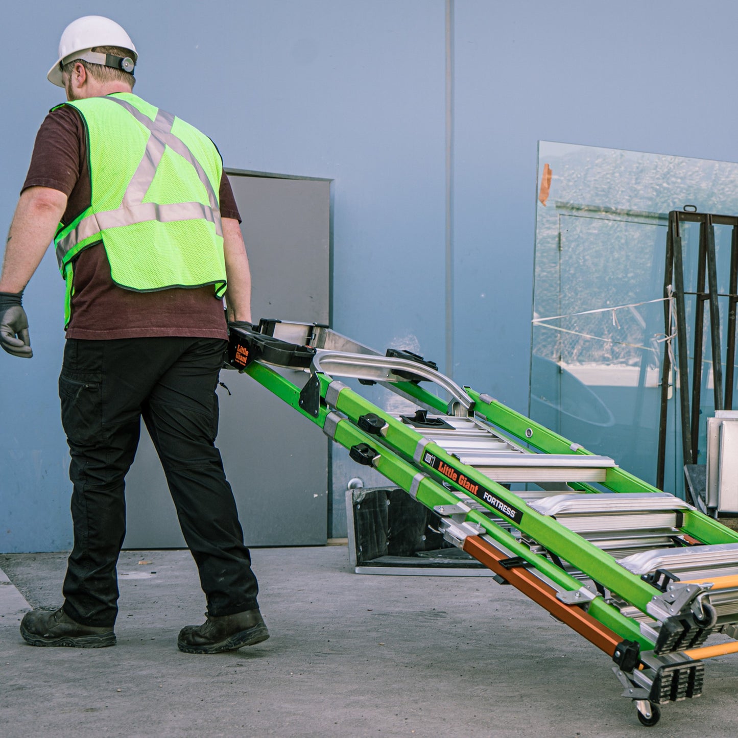 Zusammengeklappte Little Giant Fortress verstellbar wird auf den Transportrollen gezogen – erhältlich bei diegrueneleiter.ch – bald verfügbar