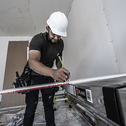 Handwerker arbeitet vom 2-Person Plank aus an der Wand
