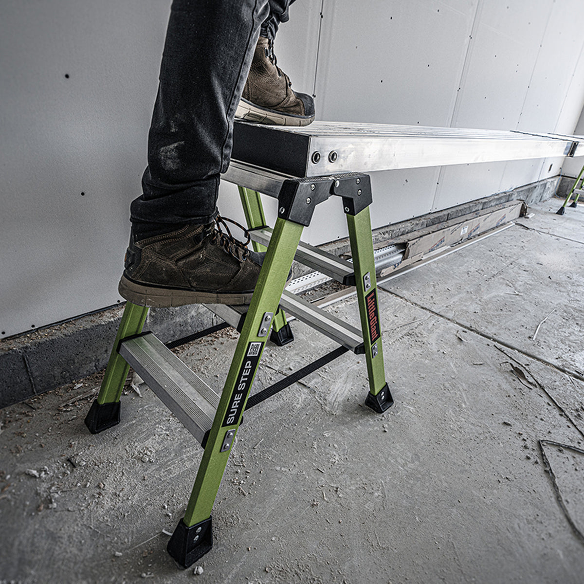 2-Person Plank auf zwei Sure Step aufgelegt, Handwerker steht darauf