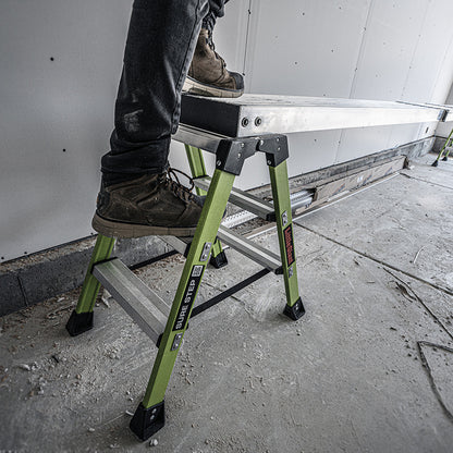2-Person Plank auf zwei Sure Step aufgelegt, Handwerker steht darauf