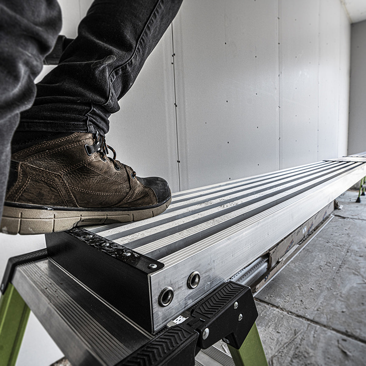 Auflage des 2-Person Plank auf dem Bock, Fuss auf der Trittfläche