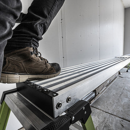 Auflage des 2-Person Plank auf dem Bock, Fuss auf der Trittfläche