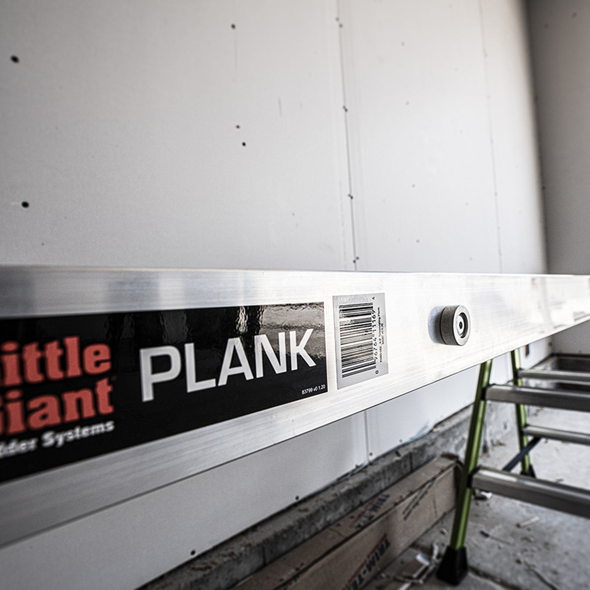 2-Person Plank im Rohbau, aufgelegt entlang der Wand
