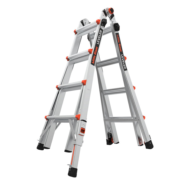 Little Giant Leveler 4x4 Mehrgelenkleiter in A-Stellung, Schrägansicht mit Rädern am Fuss