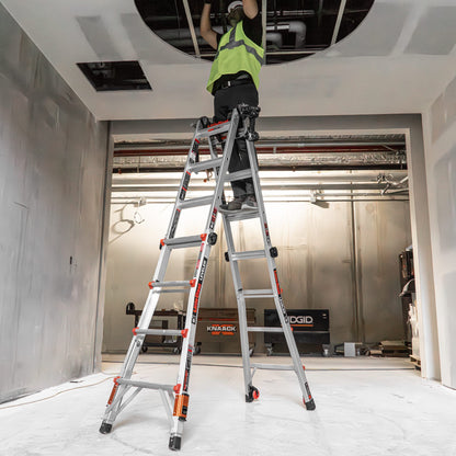 Leveler Mehrgelenkleiter im Rohbau, Person arbeitet an einer Deckenöffnung
