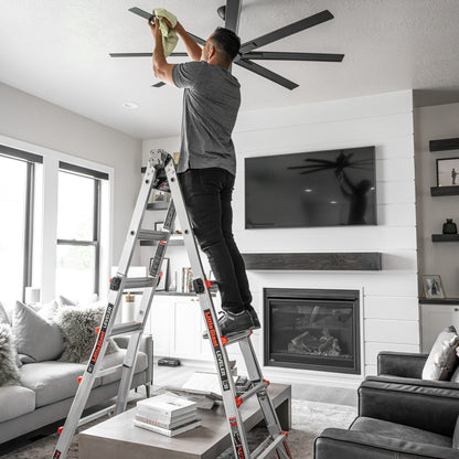 Leveler Mehrgelenkleiter im Wohnzimmer, Person montiert einen Deckenventilator