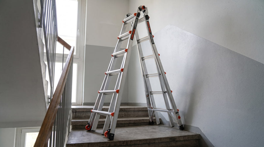 Little Giant Leveler steht gerade auf einer Treppe