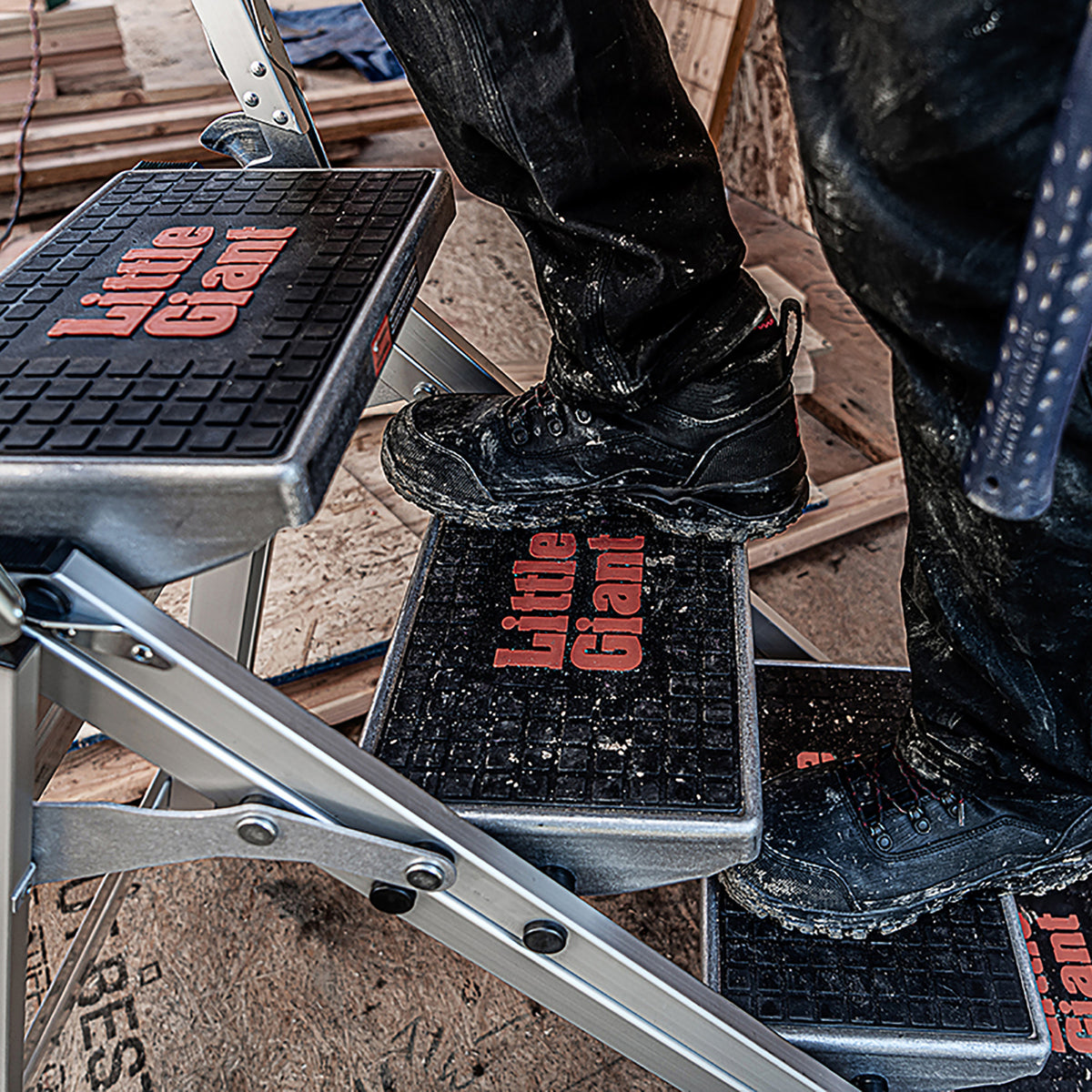 Arbeitsschuhe auf den gummierten Stufen des Safety Step