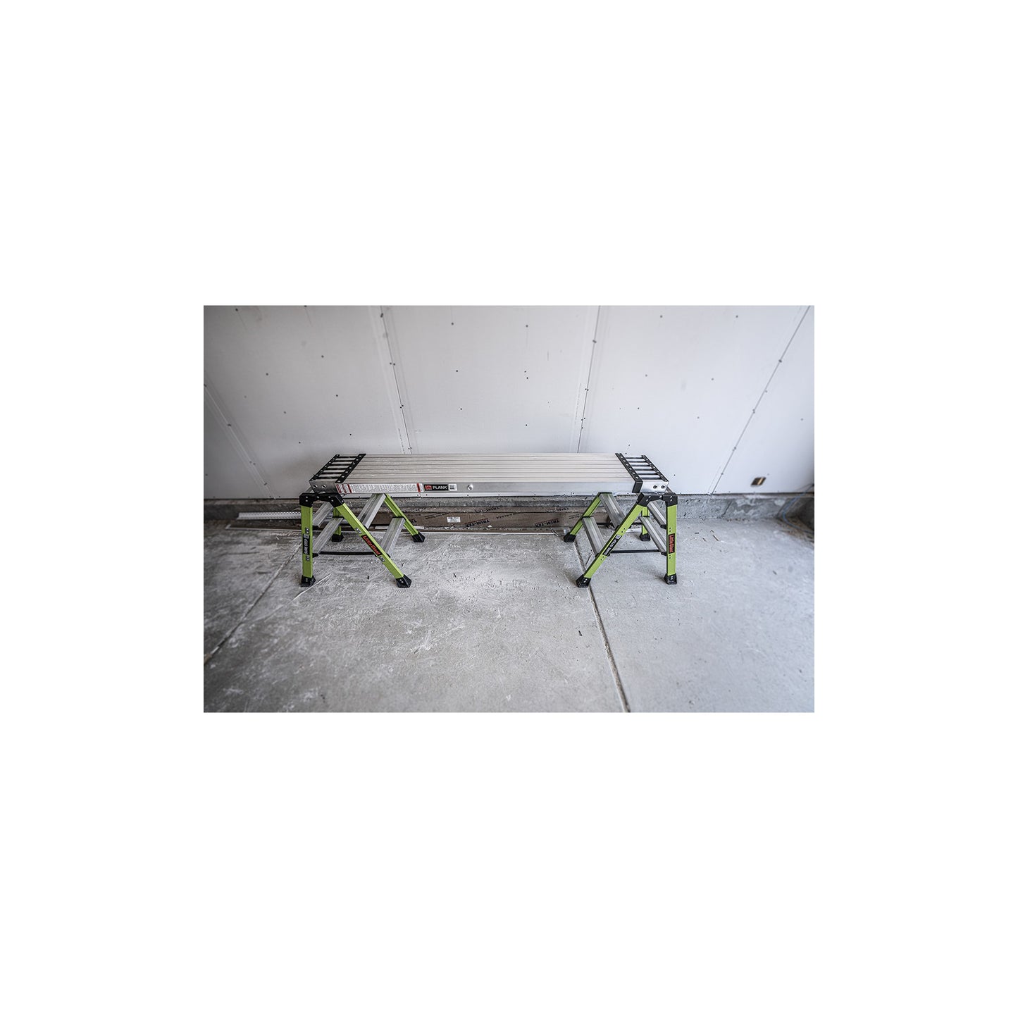 Zwei SureStep Stufenstehleitern mit aufgelegtem 2-Person Plank als niedrige Arbeitsplattform