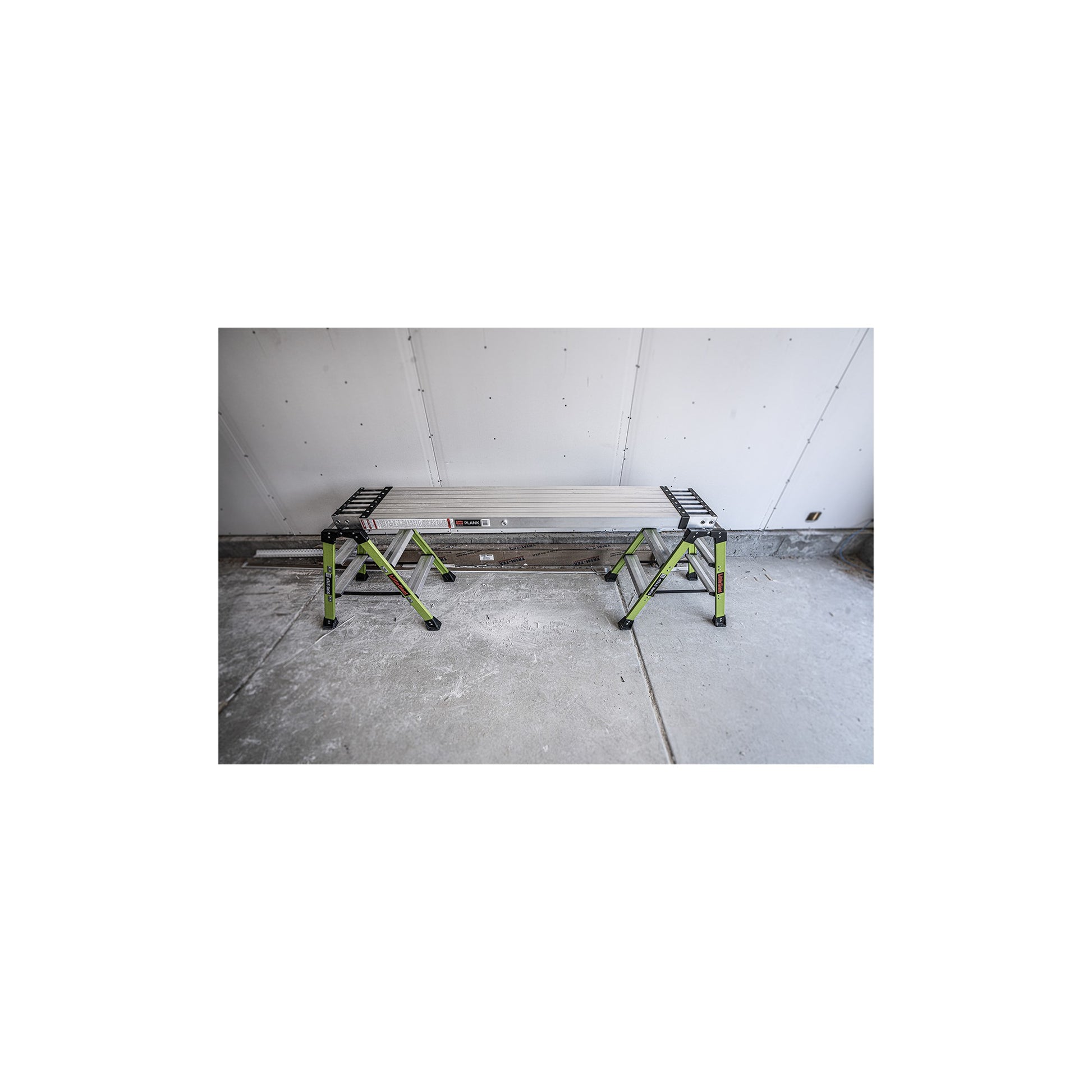 Zwei SureStep Stufenstehleitern mit aufgelegtem 2-Person Plank als niedrige Arbeitsplattform
