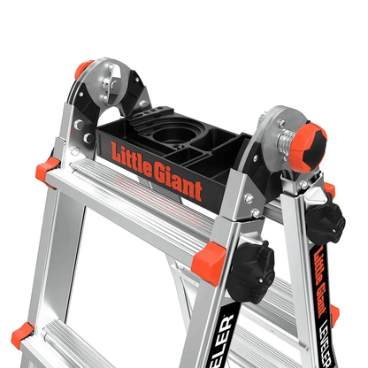 Little Giant Tool Tray – montiert auf einer Velocity-Leiter zwischen den Holmen