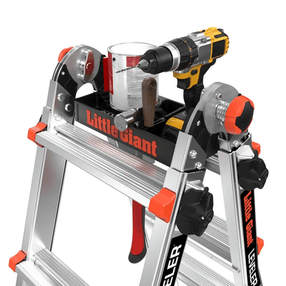 Little Giant Tool Tray im Einsatz mit Akku-Bohrmaschine und Farbeimer