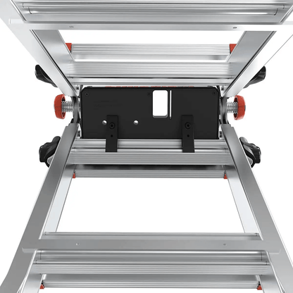 Little Giant Tool Tray – Komplettansicht der Halterung auf einer Velocity-Leiter
